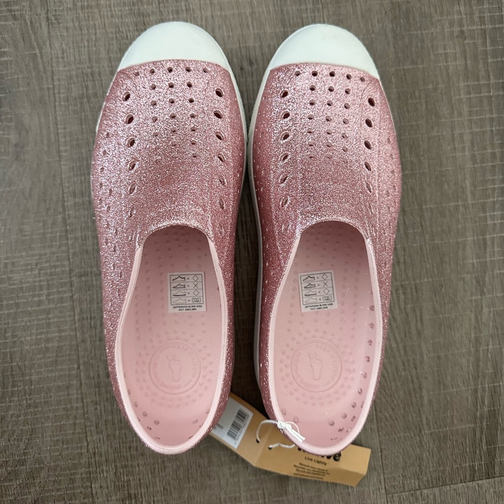 NEW Native Jefferson Milk Pink Bling Girl’s Big Kids Shoes Size J4